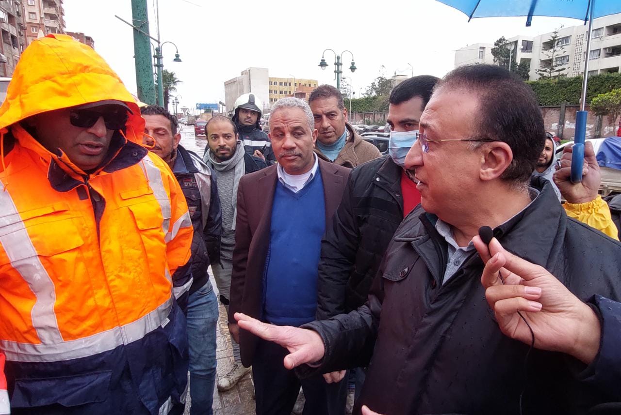 محافظ الإسكندرية يتابع أعمال تصريف تراكمات مياه الأمطار  (6)