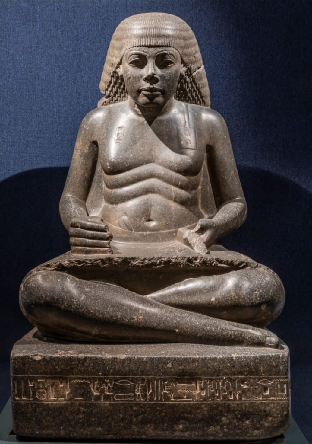 تمثال للكاتب امنحتب بن حابو  بمتحف الأقصر