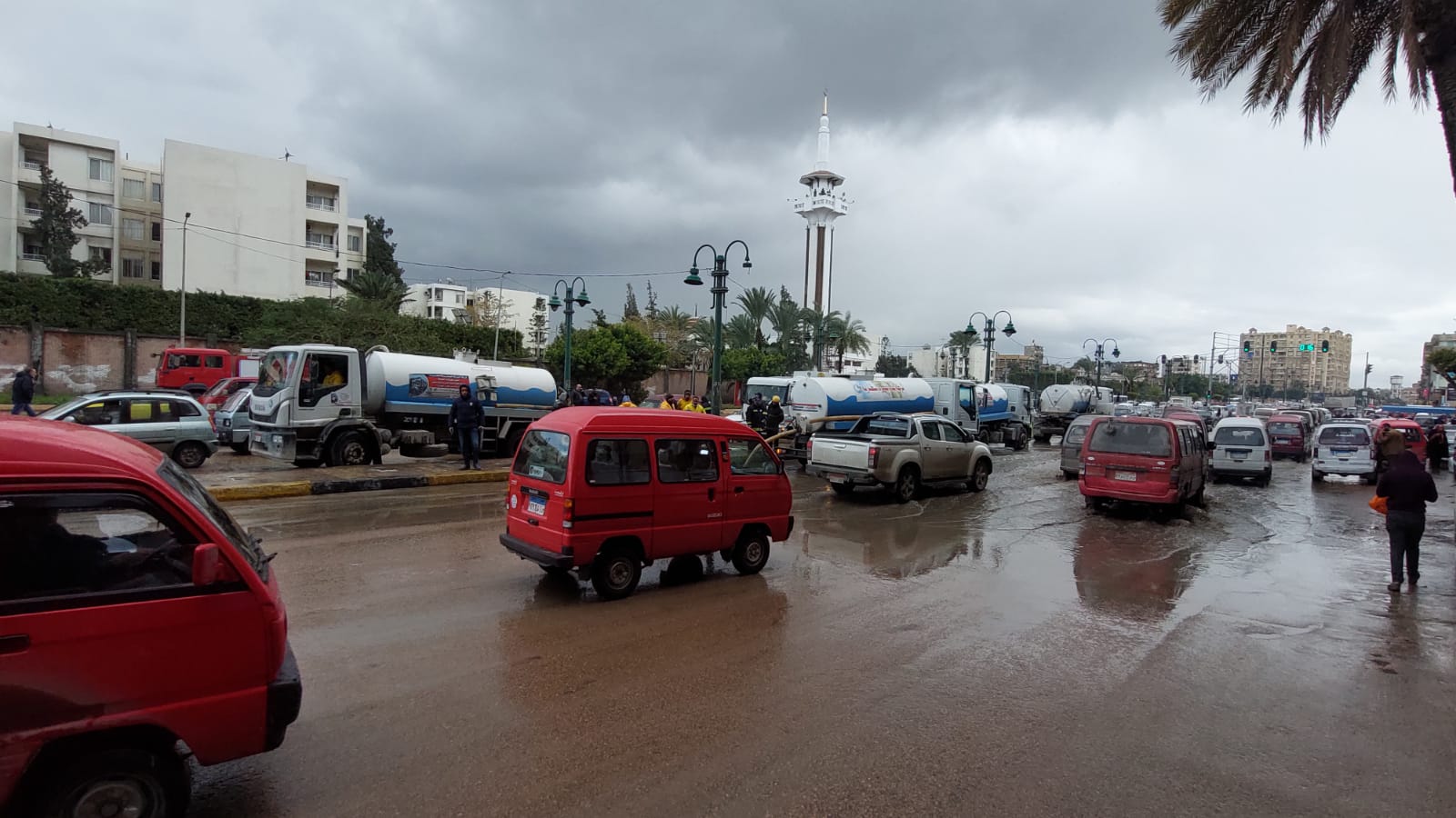 محافظ الإسكندرية يتابع أعمال تصريف تراكمات مياه الأمطار  (3)