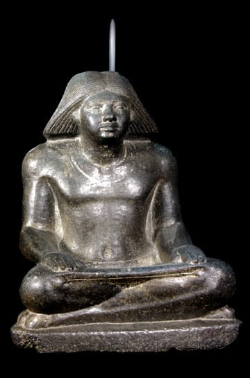 تمثال صغير للكاتب المصري بمتحف اسكندرية القومي