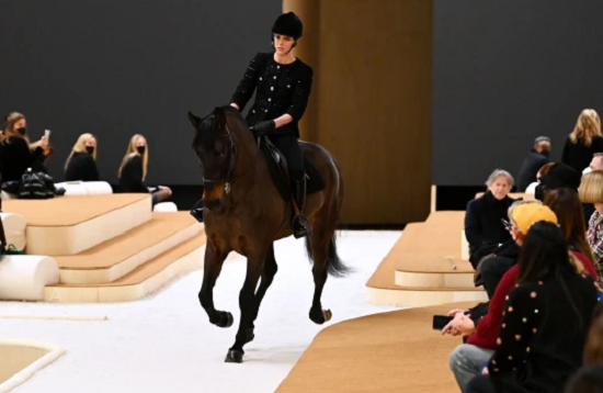 شارلوت كاسيراغي تظهر على حصان في عرض أزياء شانيل Chanel بأسبوع الموضة في باريس