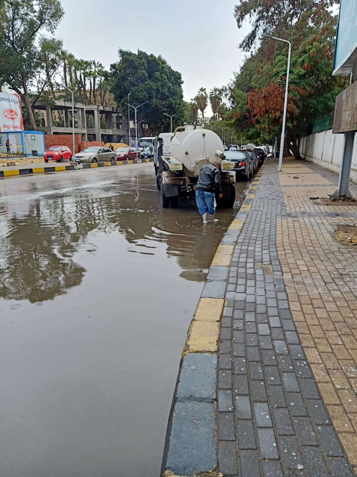 شفط مياه الأمطار بأحد شوارع الدقى
