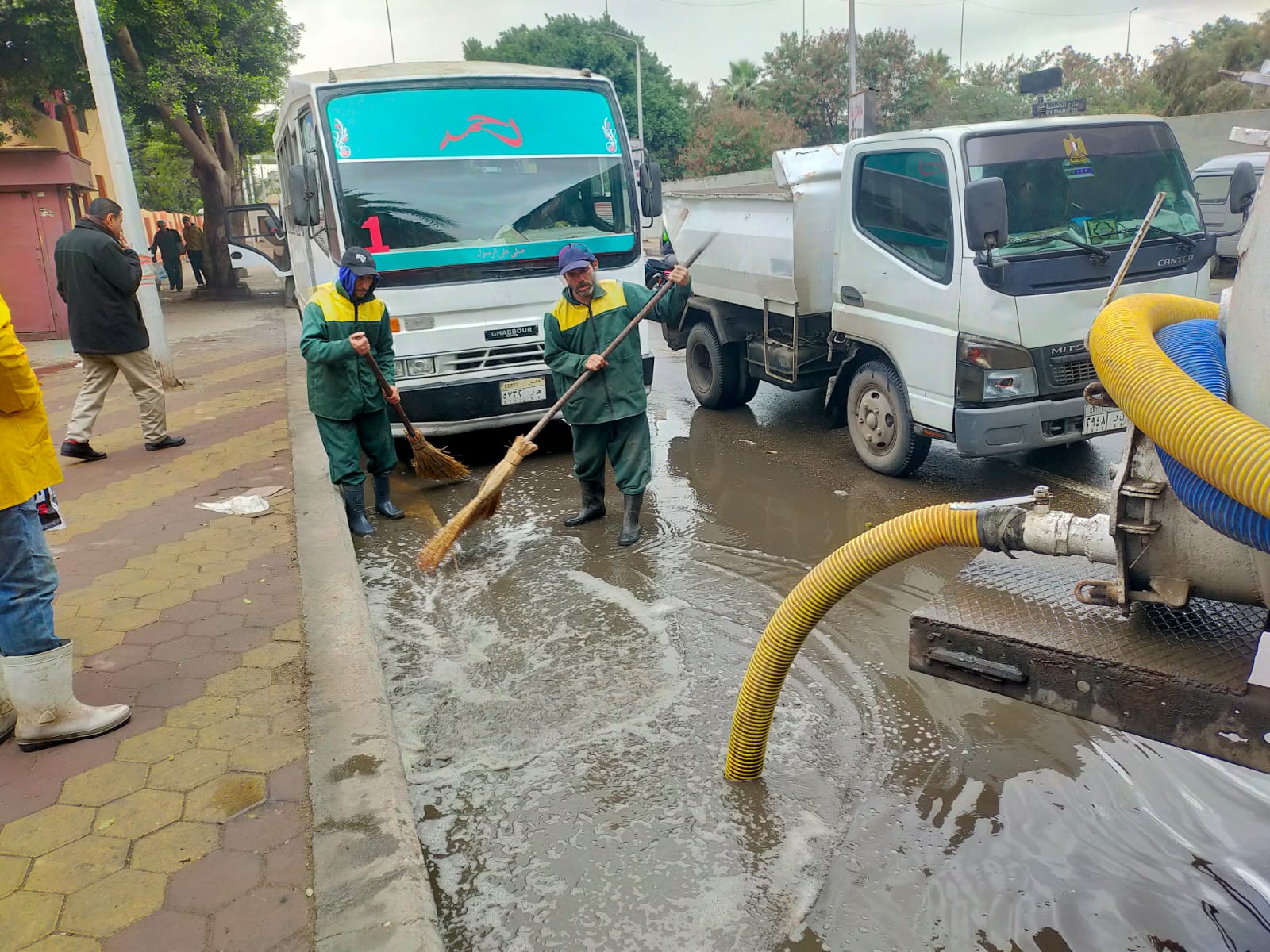 سيارات شفط مياه الأمطار بشوارع الدقى