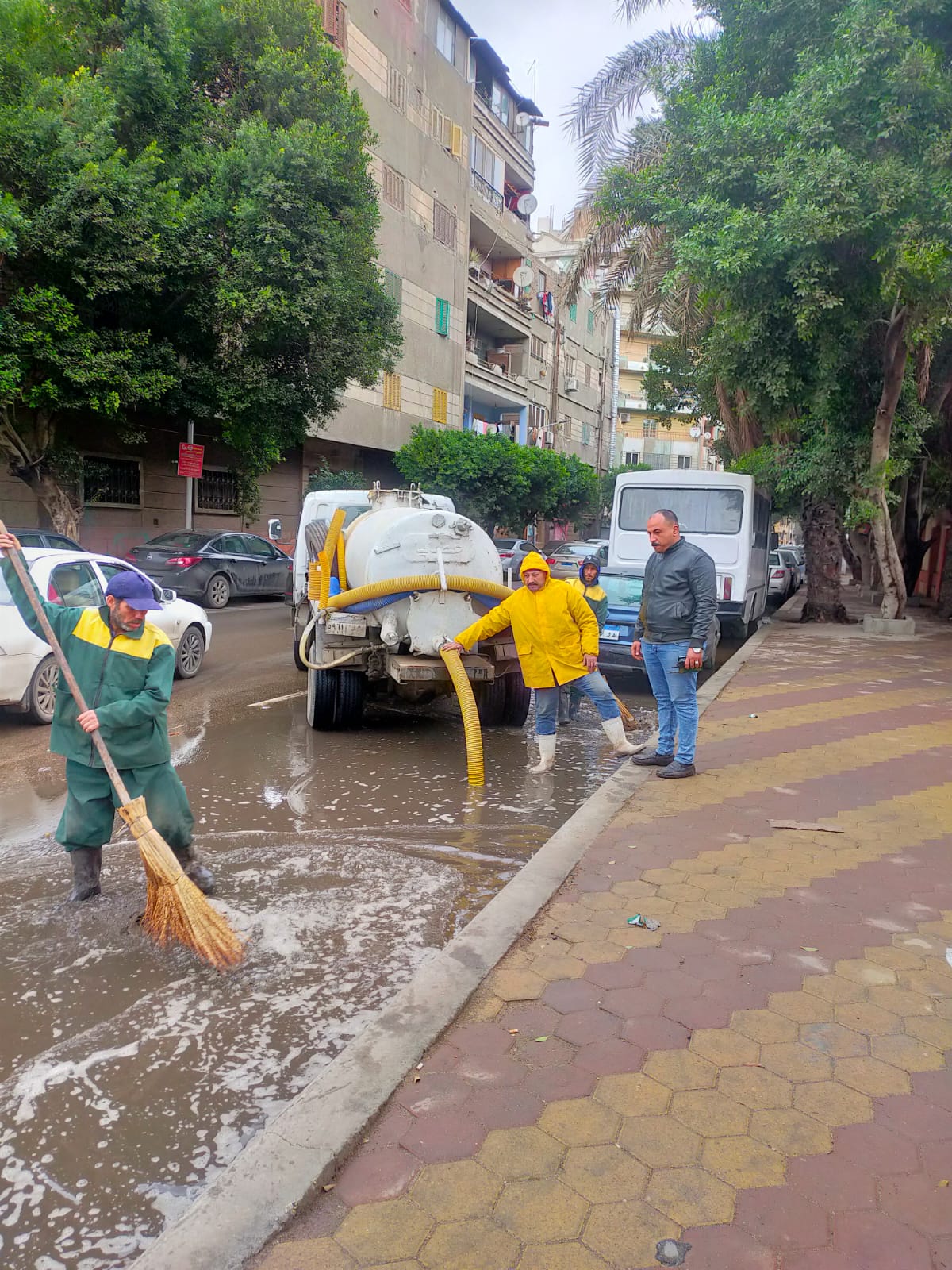 شفط مياه الأمطار بشوارع الدقى