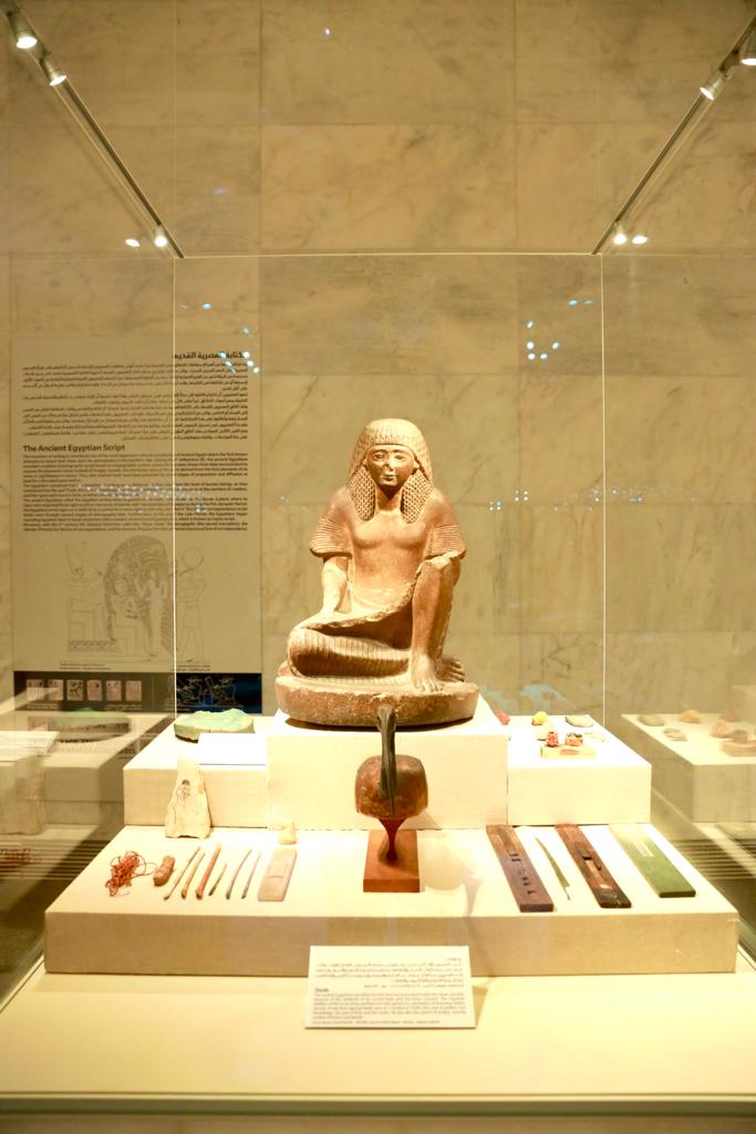 فاترينة الكتابة و تمثال الكاتب حعبى بالمتحف القومي للحضارة المصرية