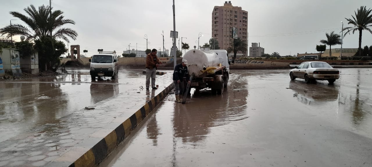 جانب من رفع مياه الامطار بمدينة كفر الشيخ