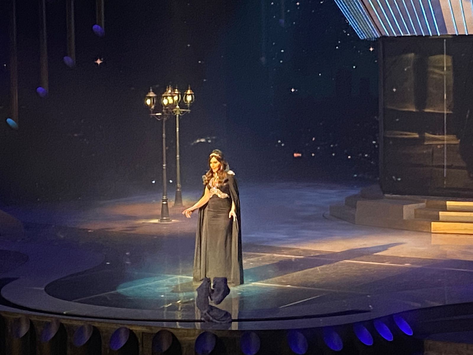 إليسا تغني ديو حلوة يابلدي مع داليدا بخاصية الهولوجرام بحفل جوائز JOY AWARDS  (16)