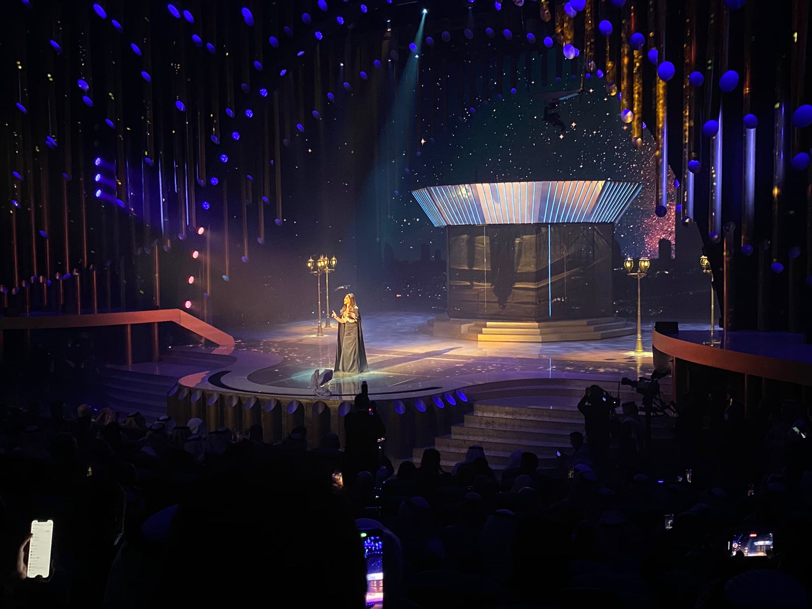 إليسا تغني ديو حلوة يابلدي مع داليدا بخاصية الهولوجرام بحفل جوائز JOY AWARDS  (12)