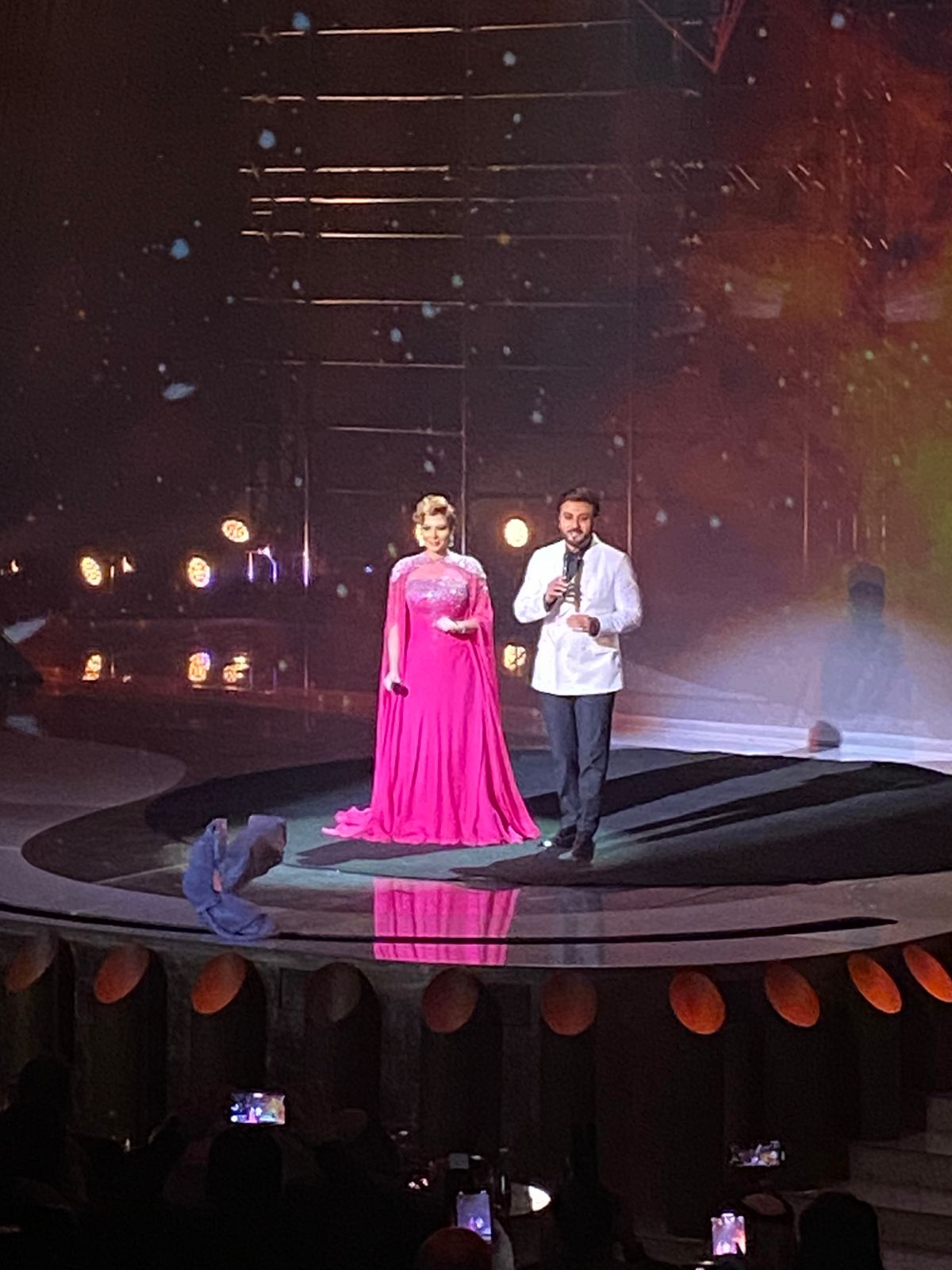 إليسا تغني ديو حلوة يابلدي مع داليدا بخاصية الهولوجرام بحفل جوائز JOY AWARDS  (2)