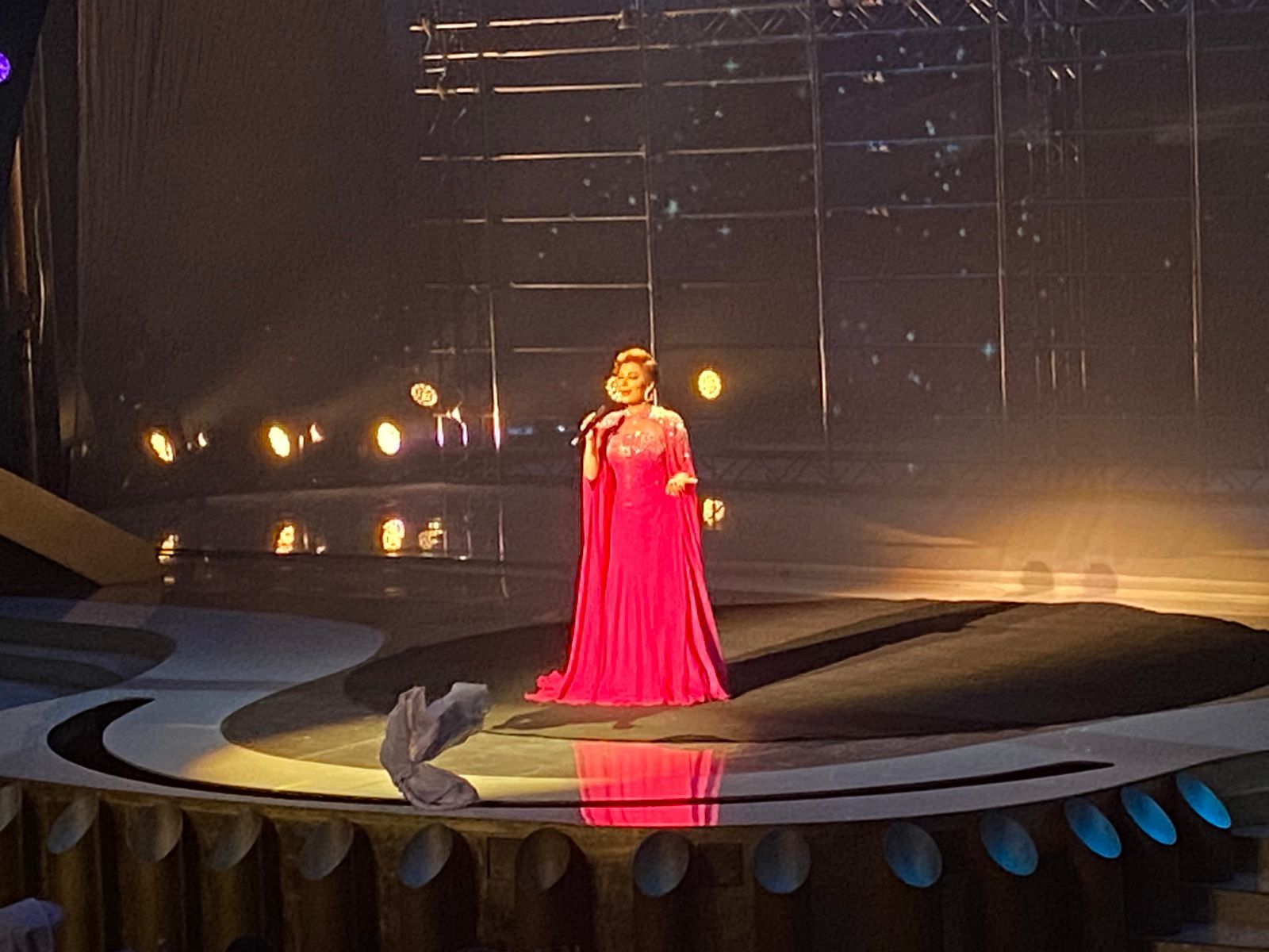 إليسا تغني ديو حلوة يابلدي مع داليدا بخاصية الهولوجرام بحفل جوائز JOY AWARDS  (7)