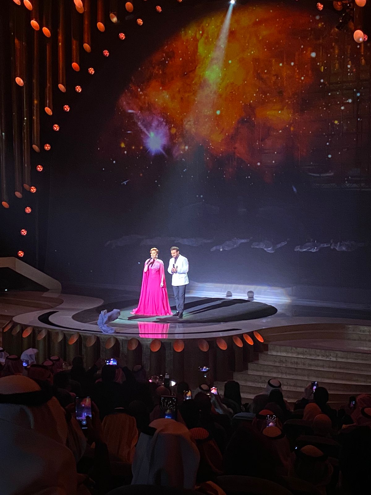 إليسا تغني ديو حلوة يابلدي مع داليدا بخاصية الهولوجرام بحفل جوائز JOY AWARDS  (1)
