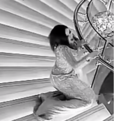 لحظة سقوط وفاء الكلاني من السلم