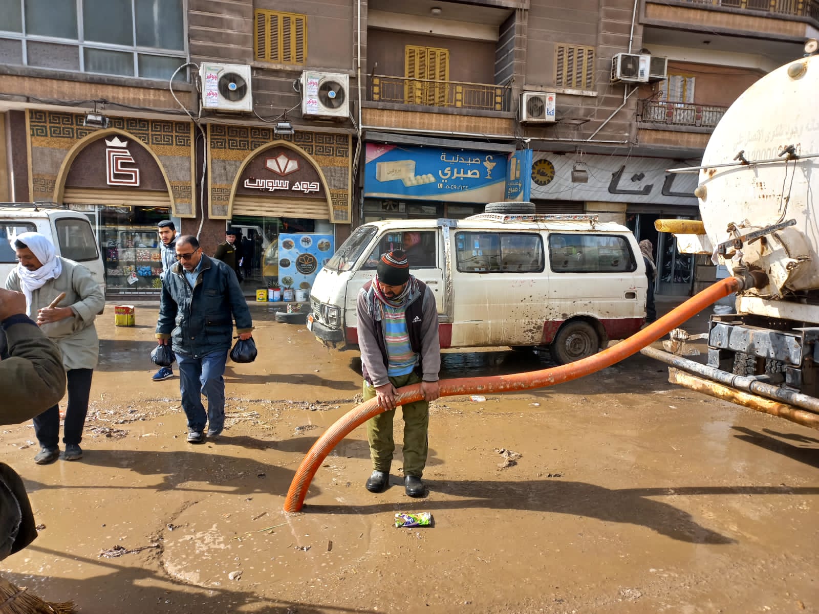 رفع مياه الأمطار من الشوارع وتواصل مستمر لغرف العمليات (12)