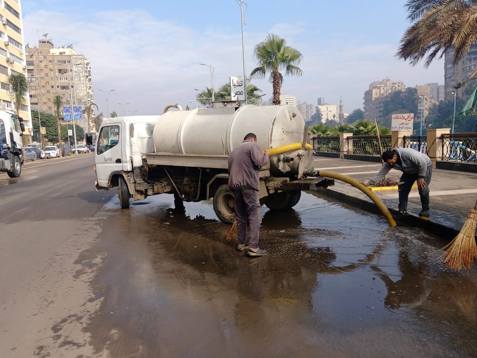 كسر ماسورة مياه بشارع النيل بالجيزة (12)