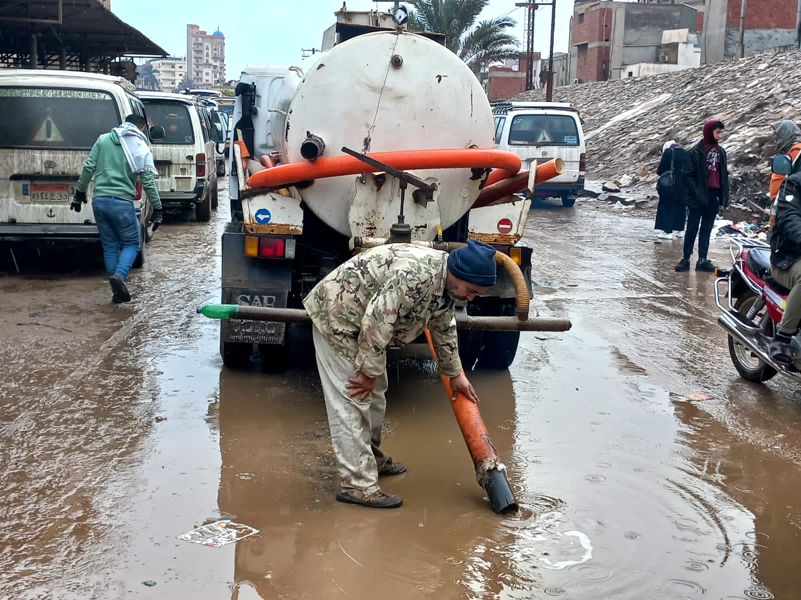 رفع مياه الأمطار من الشوارع وتواصل مستمر لغرف العمليات (14)
