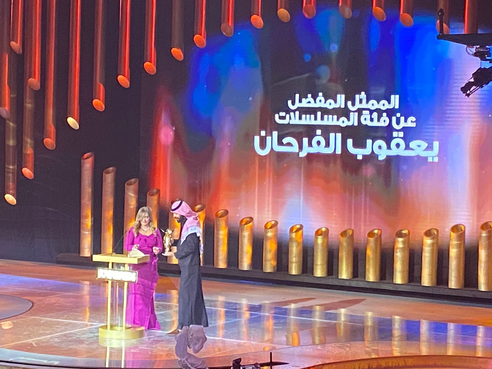 يعقوب الفرحان والهام علي يحصلان جائزة JOY AWARDS بالسعودية افضل ممثل وممثلة (4)