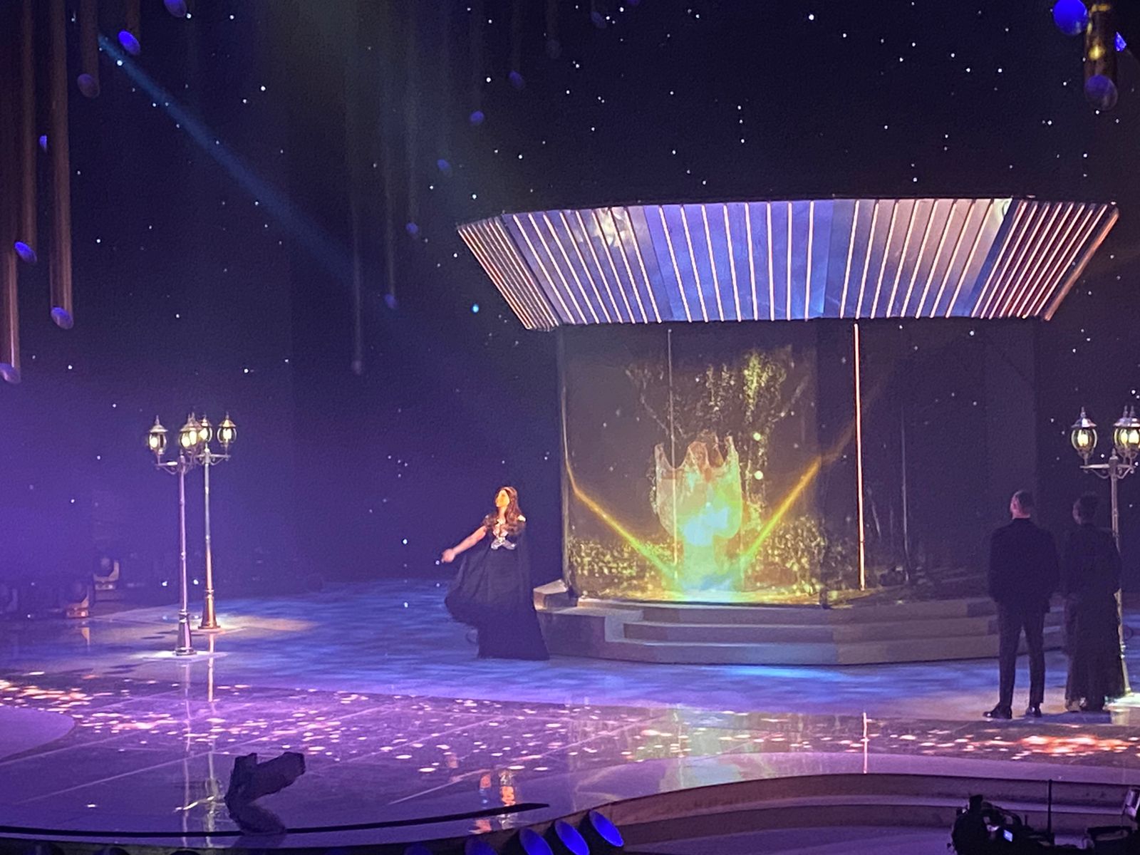 إليسا تغني ديو حلوة يابلدي مع داليدا بخاصية الهولوجرام بحفل جوائز JOY AWARDS  (13)