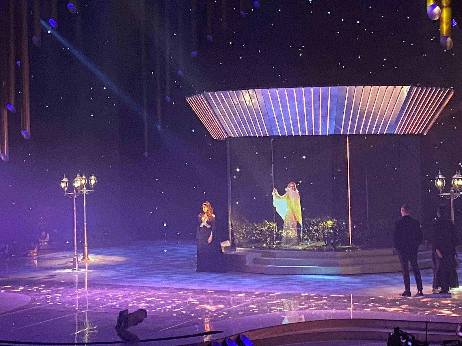 إليسا تغني ديو حلوة يابلدي مع داليدا بخاصية الهولوجرام بحفل جوائز JOY AWARDS  (11)