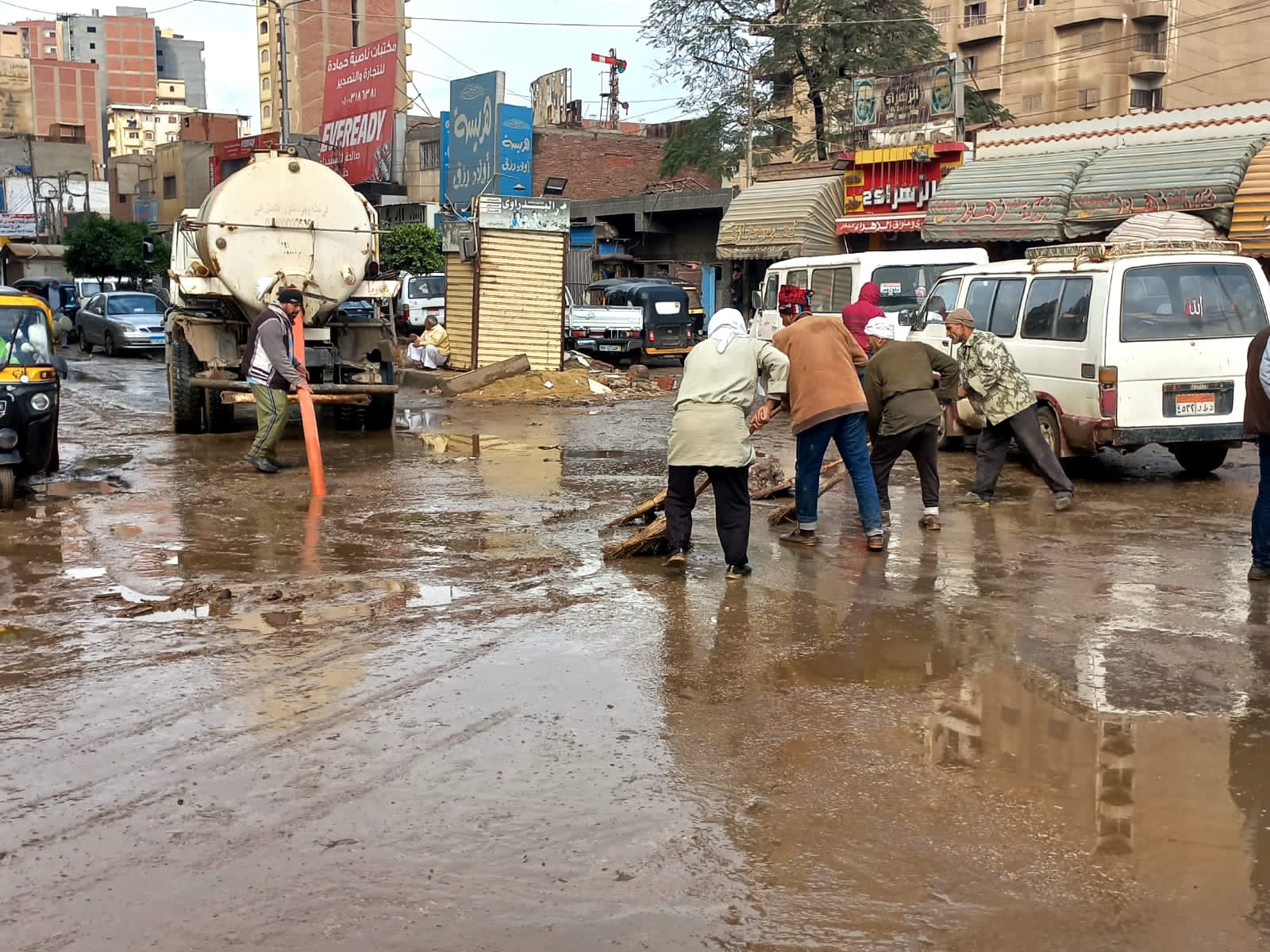 رفع مياه الأمطار من الشوارع وتواصل مستمر لغرف العمليات (13)