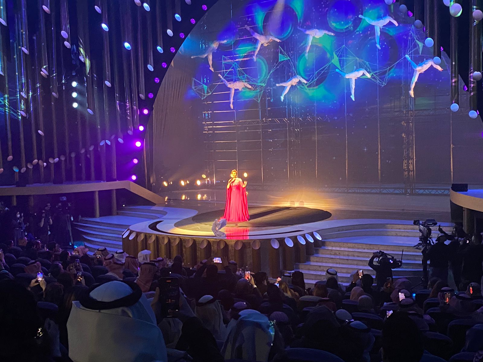 إليسا تغني ديو حلوة يابلدي مع داليدا بخاصية الهولوجرام بحفل جوائز JOY AWARDS  (5)