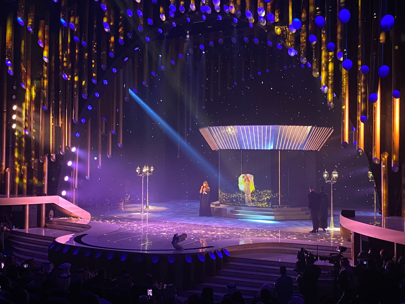 إليسا تغني ديو حلوة يابلدي مع داليدا بخاصية الهولوجرام بحفل جوائز JOY AWARDS  (4)