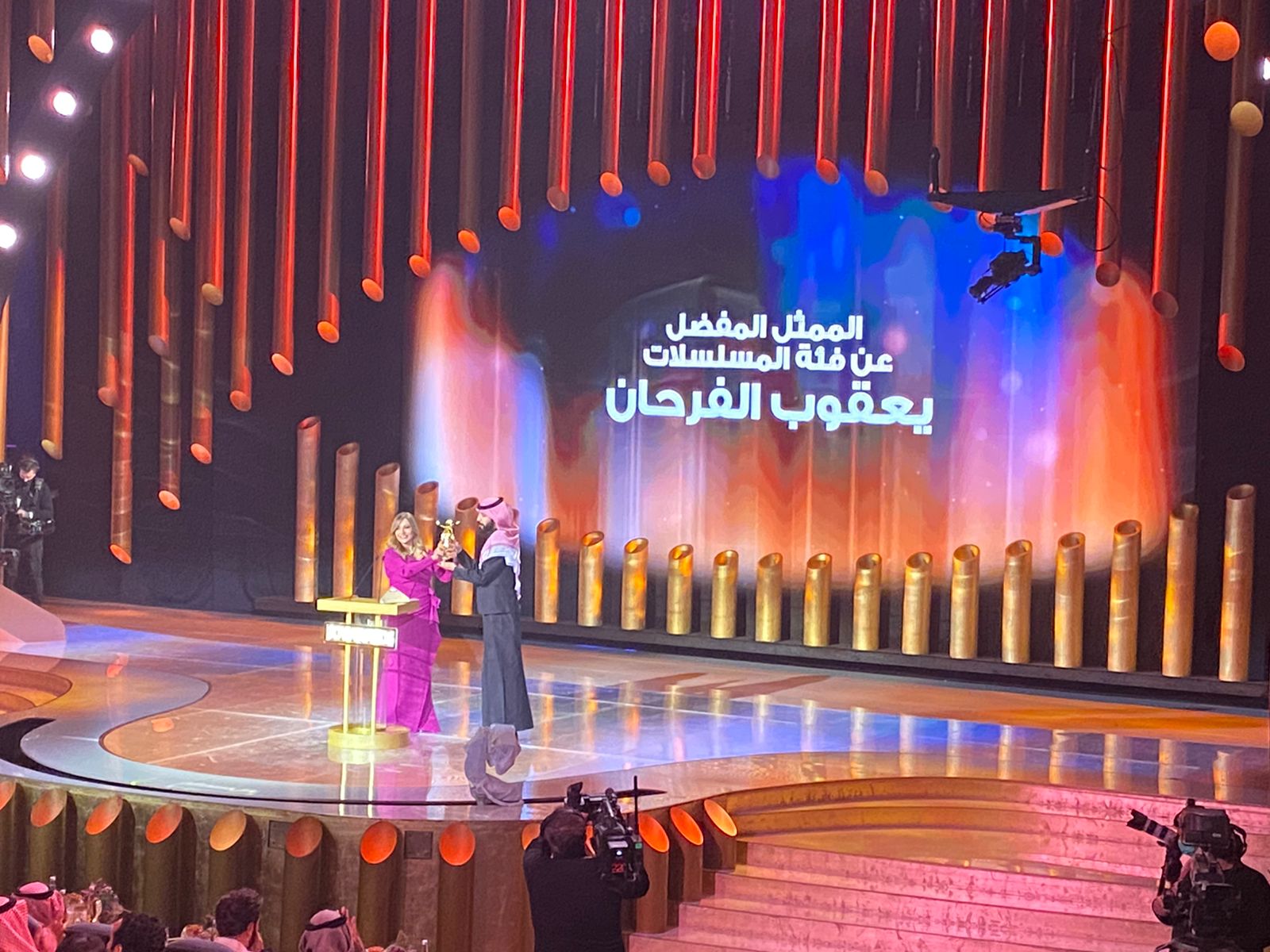 يعقوب الفرحان والهام علي يحصلان جائزة JOY AWARDS بالسعودية افضل ممثل وممثلة (1)