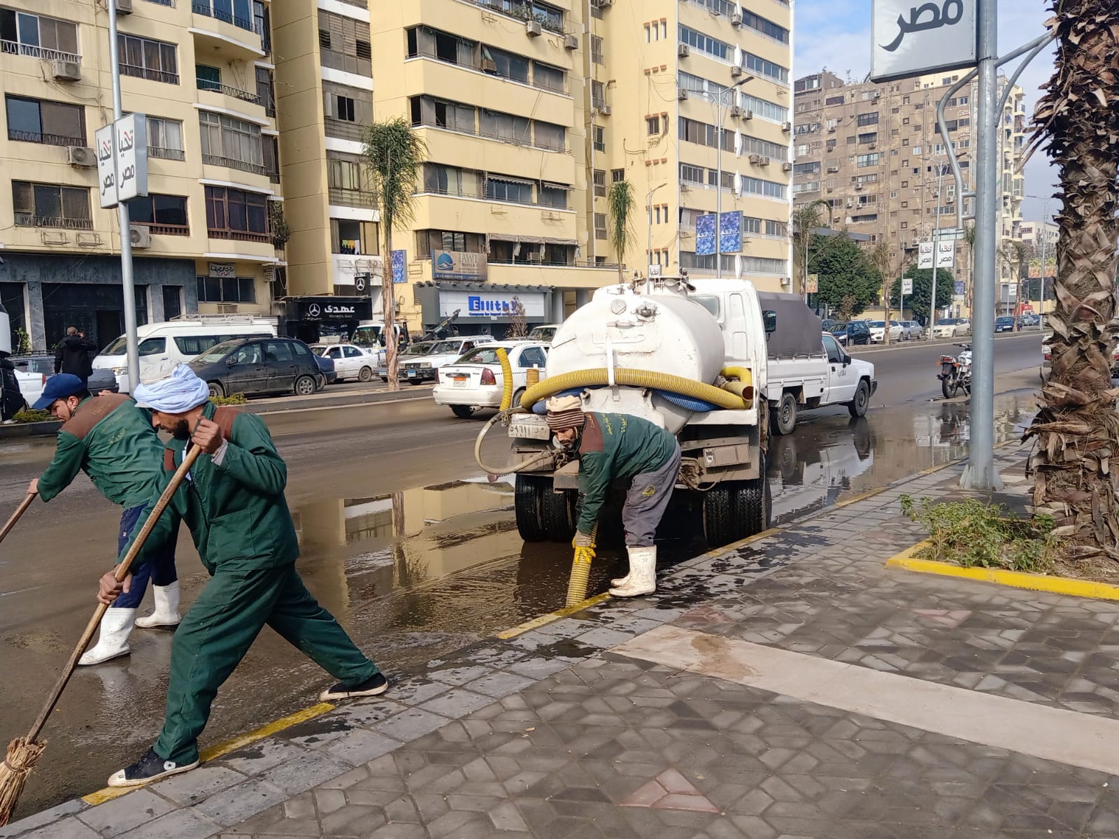 كسر ماسورة مياه بشارع النيل بالجيزة (11)