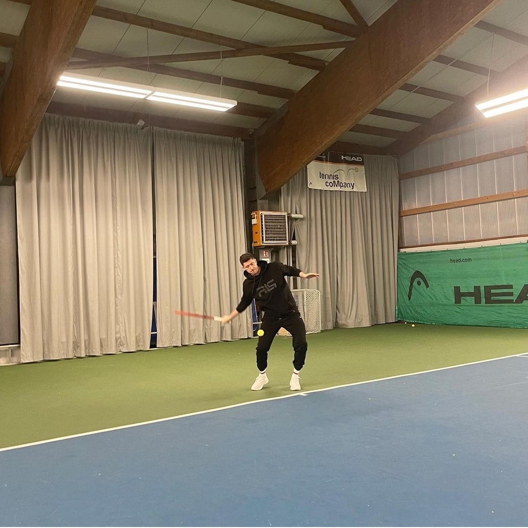 ليفاندوفسكي يلعب كرة التنس