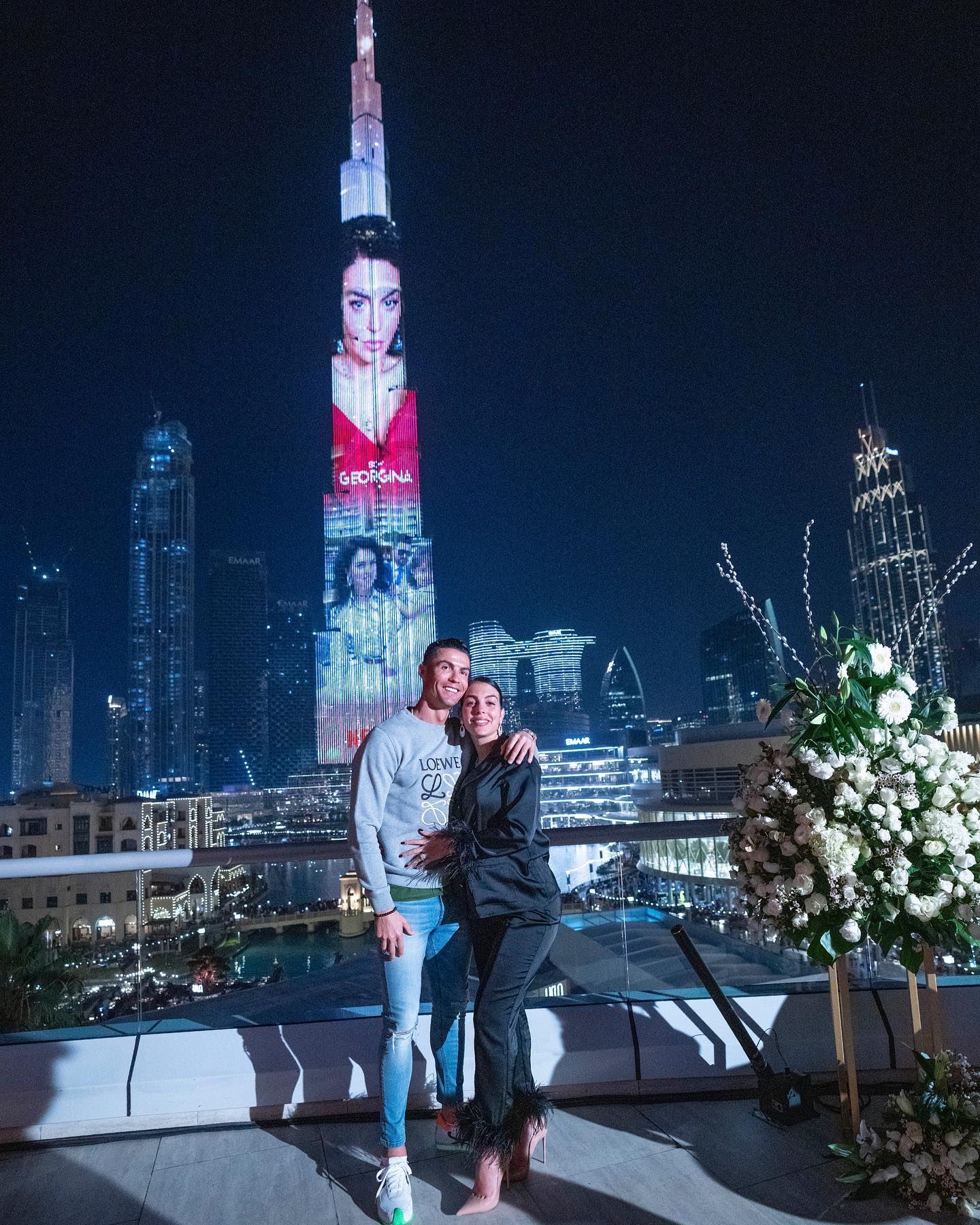 رونالدو وصديقته امام برج خليفة