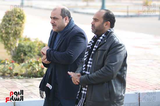 محمد الباز فى جنازة الكاتب الصحفى ياسر رزق