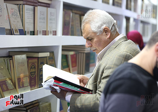 الزائرون فى معرض القاهرة الدولى للكتاب يقبلون بكثافة على شراء الكتب (1)