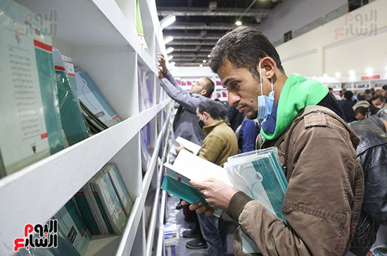 الزائرون فى معرض القاهرة الدولى للكتاب يقبلون بكثافة على شراء الكتب (7)