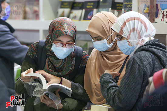 الزائرون فى معرض القاهرة الدولى للكتاب يقبلون بكثافة على شراء الكتب (2)