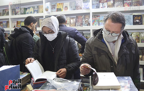 الزائرون فى معرض القاهرة الدولى للكتاب يقبلون بكثافة على شراء الكتب (8)