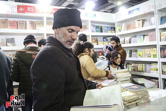الزائرون فى معرض القاهرة الدولى للكتاب يقبلون بكثافة على شراء الكتب (5)