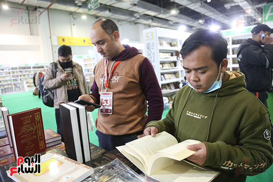 الزائرون فى معرض القاهرة الدولى للكتاب يقبلون بكثافة على شراء الكتب (9)