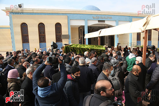 الصحفيون يشيعون جثمان ياسر رزق