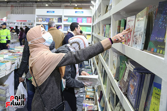 الزائرون فى معرض القاهرة الدولى للكتاب يقبلون بكثافة على شراء الكتب (3)