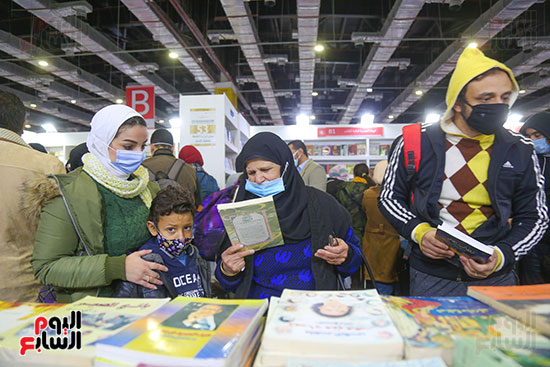 الزائرون فى معرض القاهرة الدولى للكتاب يقبلون بكثافة على شراء الكتب (4)