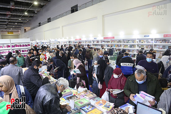 الزائرون فى معرض القاهرة الدولى للكتاب يقبلون بكثافة على شراء الكتب (6)