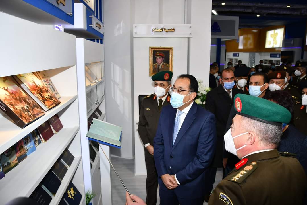 رئيس الوزراء داخل جناح القوات المسلحة بمعرض الكتاب
