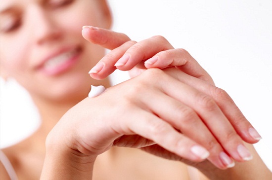 Natural recipes for moisturizing and exfoliating hands