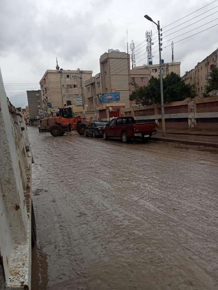 متابعة رفع مياه الامطار حول المدارس