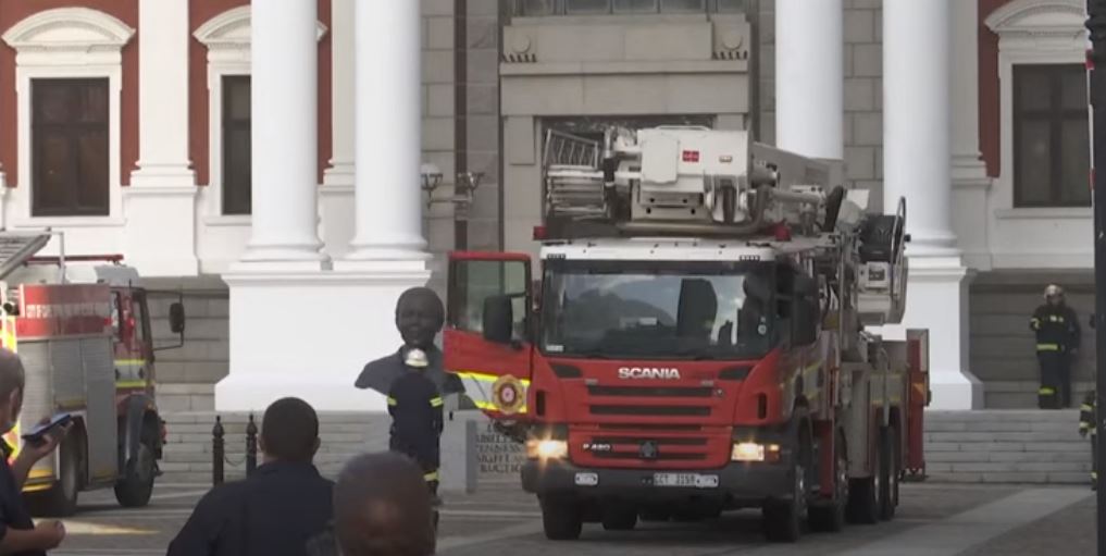 سيارات إطفاء أمام البرلمان