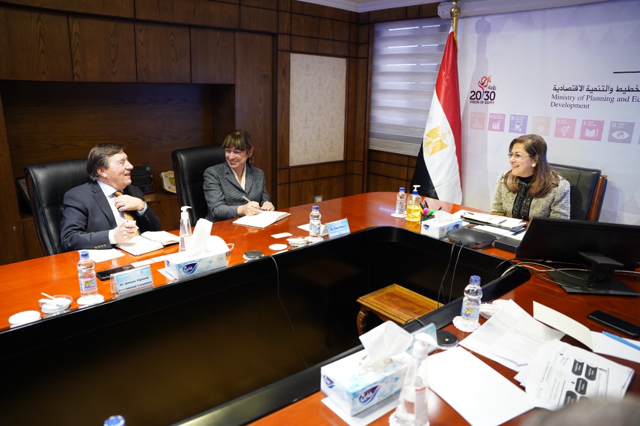 وزيرة التخطيط مع ممثل الامم المتحدة
