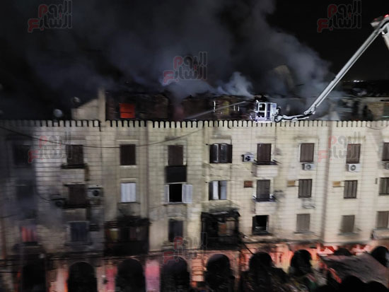 حريق داخل مبنى فى منطقة الحسين (1)