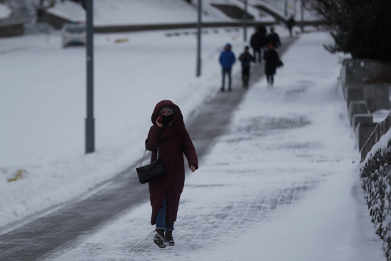 السير فى الشوارع أثناء تساقط الثلوج