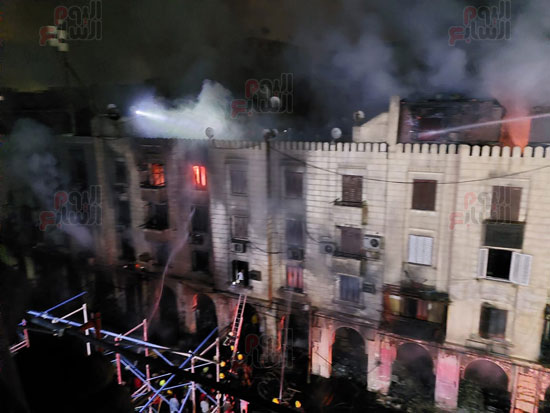 حريق داخل مبنى فى منطقة الحسين (2)