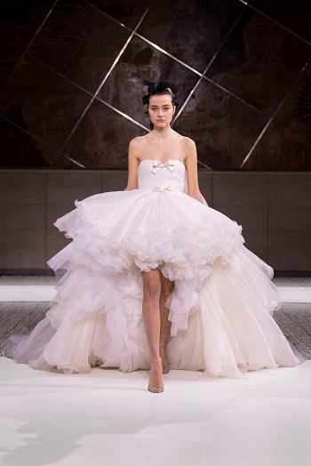 إطلالة العروس مأخوذة من عرض جيمباتيستا فالي للأزياء الراقية موسم ربيع 2022