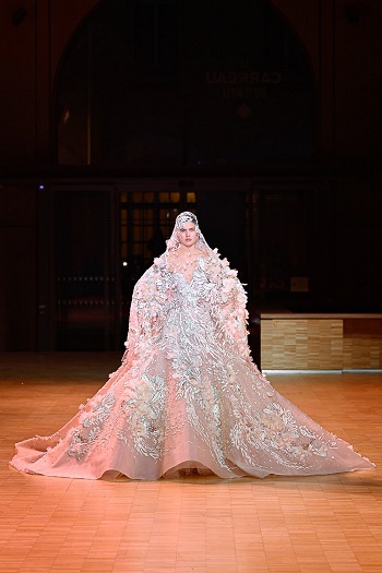 إطلالة العروس مأخوذة من عرض إيلي صعب للأزياء الراقية موسم ربيع 2022